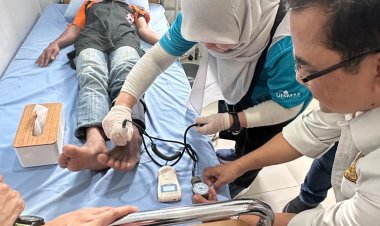 (PKM) PENCEGAHAN DAN PERAWATAN KAKI DIABETIK DI TELUK KERAMAT KABUPATEN SAMBAS